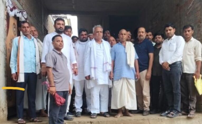 खानपुर । शटडाउन में भी करंट चालू करने से मृत संविदाकर्मी के परिजनों को ग्रिड के एमडी ने दी तत्काल आर्थिक सहायता,व एक परिजन को मिलेगा रोजगार
